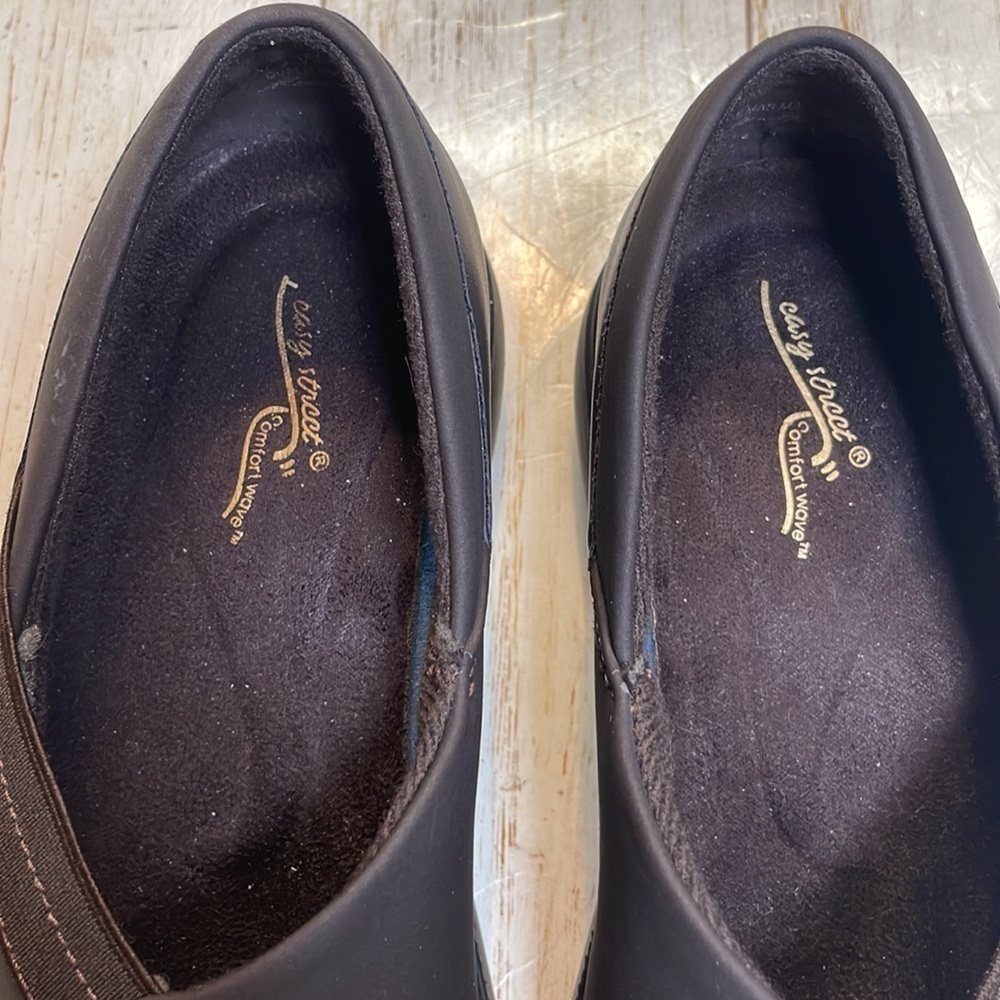 Easy Street woman’s chocolate brown comfort slip on casual shoes. Size 6.5W - Picture 5 of 7